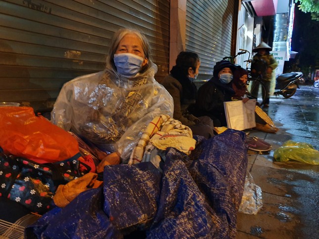 Trước mái hiên một hiệu thuốc trên phố Hai Bà Trưng (Hoàn Kiếm), hàng chục người vô gia cư tìm về một góc khuất phía trước hiên hàng quán đã đóng cửa làm chỗ ngả lưng.