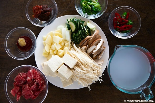 Món ngon cuối tuần: Canh tương đậu Hàn Quốc nóng hổi cho ngày lạnh - 1