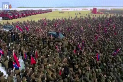 Thế giới - Video: "Biển người" vây quanh xe chở Chủ tịch Triều Tiên Kim Jong Un