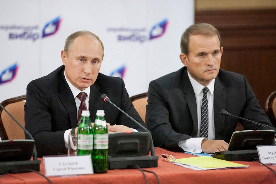 Ông Viktor Medvedchuk và Tổng thống Nga Putin trong một cuộc gặp (ảnh: TASS)
