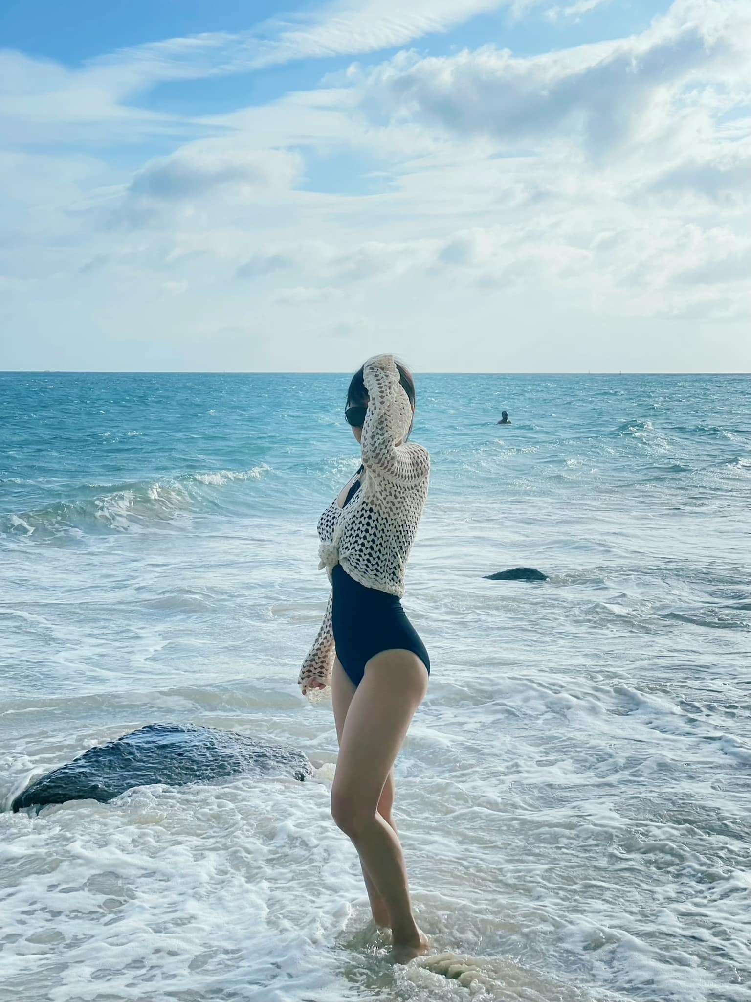 "Tiểu thư Hà Nội" mặc váy "lưới đánh cá", lộ vòng hông sexy trên bãi biển - 8