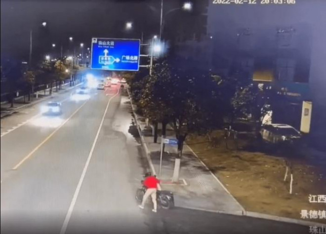 Lo sợ bị "tuýt còi" vì nồng nặc mùi rượu, người đàn ông có hành động khiến cảnh sát "đứng hình" - 2