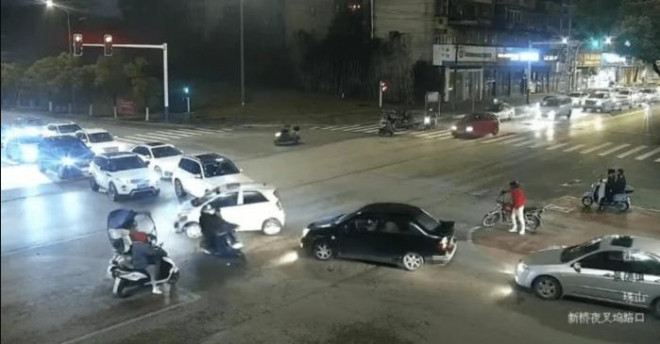 Lo sợ bị "tuýt còi" vì nồng nặc mùi rượu, người đàn ông có hành động khiến cảnh sát "đứng hình" - 3