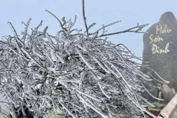 Du lịch - Du khách đua nhau lên đỉnh Mẫu Sơn - Lạng Sơn chiêm ngưỡng băng tuyết, khách sạn, nhà nghỉ chật kín phòng