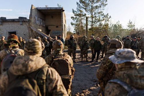 Các quân nhân tham gia khóa huấn luyện chiến thuật và kỹ năng chiến đấu ở thủ đô Kiev - Ukraine ngày 19-2 Ảnh: REUTERS