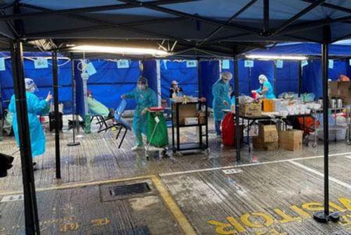 Nhân viên y tế làm việc bên ngoài một bệnh viện ở Hồng Kông ngày 19-2 Ảnh: REUTERS