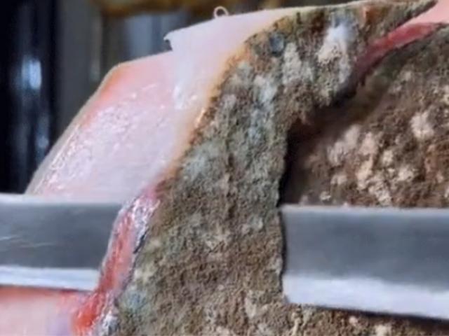 Thị trường - Tiêu dùng - Lạ lùng thịt lợn mốc meo được xem là "báu vật", đặc sản nhà giàu mua về ăn