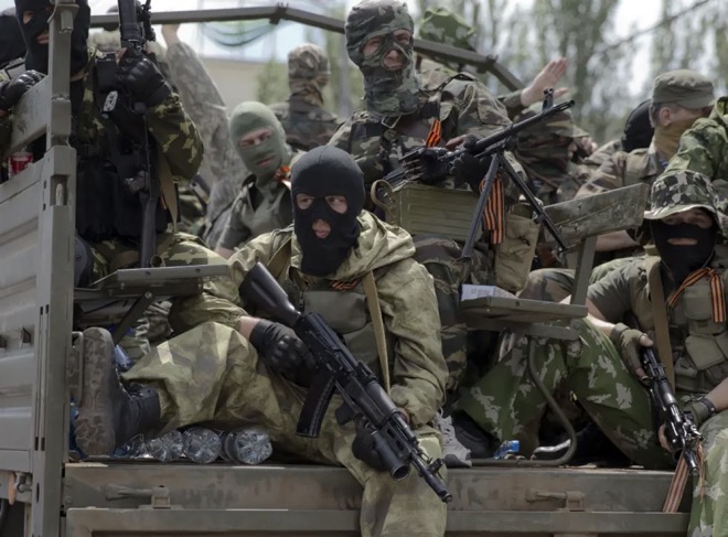 Các tay súng&nbsp;phe ly khai di chuyển ở thủ phủ Donetsk.