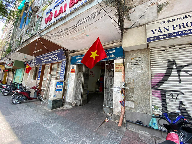 Đầu giờ chiều nay, chung cư Nguyễn Du đã được dỡ bỏ phong tỏa.