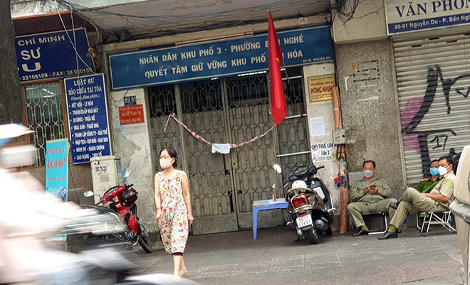 Trước đó sáng cùng ngày, lực lượng chức năng phường Bến Nghé tiến hành phong tỏa chung cư do liên quan đến dịch COVID-19.