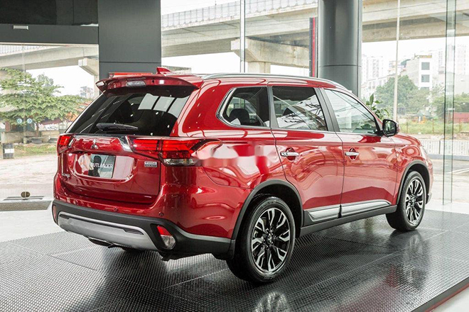 Giá xe Mitsubishi Outlander tháng 2/2022, hỗ trợ 50% LPTB và quà tặng giá trị - 10