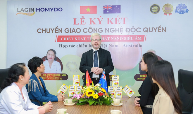 Ông David Benford – Tiến sĩ đại diện tập đoàn Dược mỹ phẩm Australia phát biểu tại buổi ký kết.