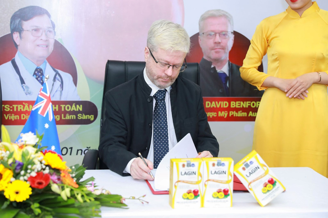 Ông David Benford – Tiến sĩ đại diện tập đoàn Dược mỹ phẩm Australia đang ký kết hợp đồng chuyển giao công nghệ độc quyền chiết xuất tinh chất Nano siêu âm.