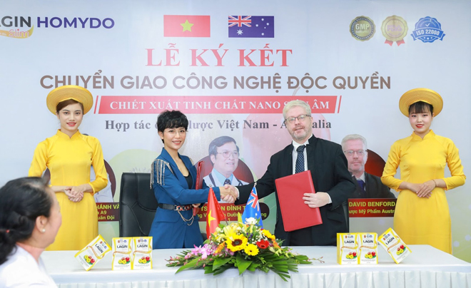 CEO Hồng Mỹ - Giám đốc Công ty TNHH Xuất Nhập Khẩu Quốc Tế Dược Mỹ Phẩm Homydo cùng ông David Benford – Tiến sĩ đại diện tập đoàn Dược mỹ phẩm Australia