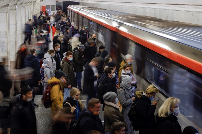 Hành khách chờ đợi tại một ga tàu điện ngầm ở Moscow. Nga.