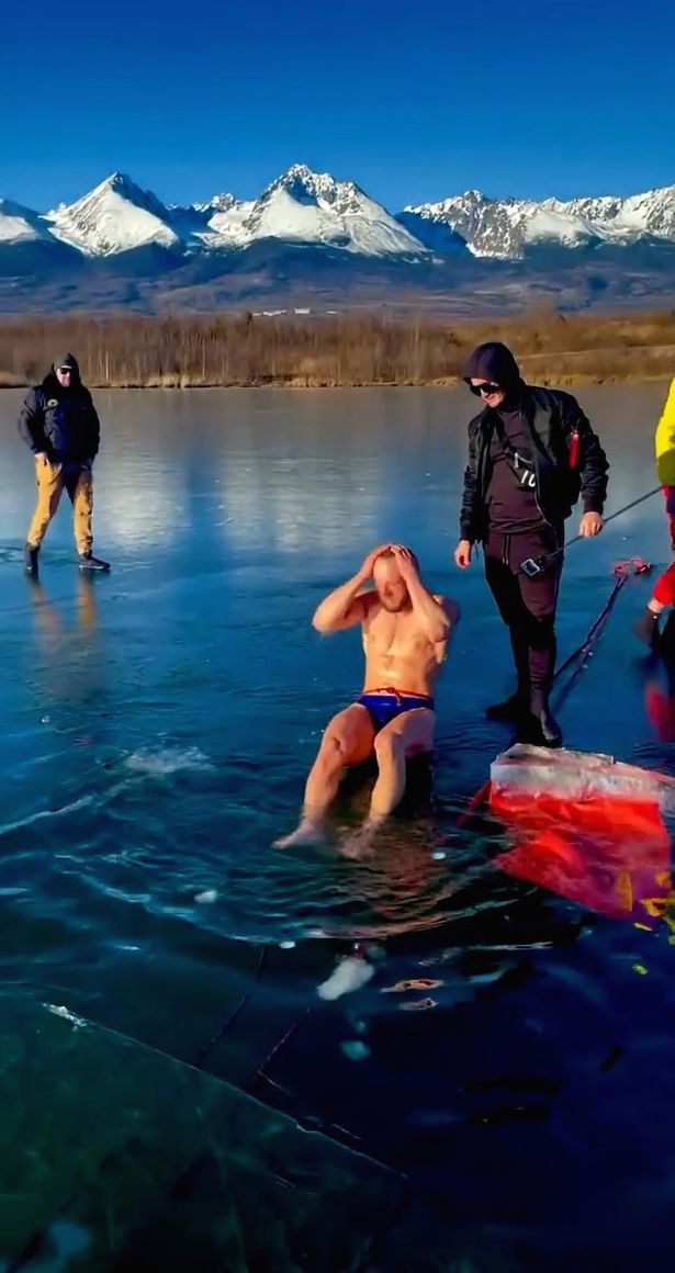 Người đàn ông bơi dưới hồ băng ở Slovakia.