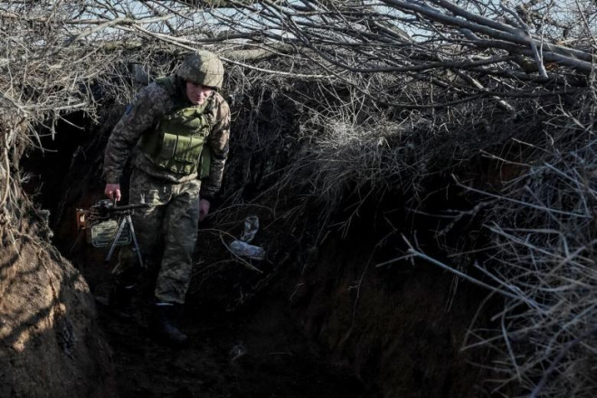 Một binh sĩ Ukraine trên chiến tuyến gần làng Travneve ở Donetsk .ẢNH: Reuters