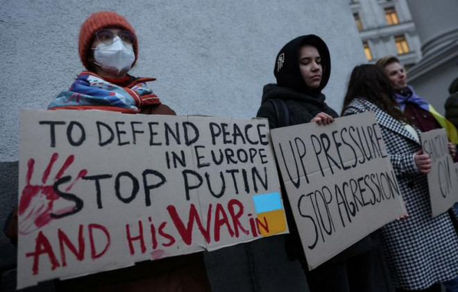 Các nhà hoạt động cầm biểu ngữ trước Bộ Ngoại giao Ukraine sau khi Kiev yêu cầu EU tăng cường các biện pháp trừng phạt chống lại Nga, ngày 21-2. Ảnh: REUTERS