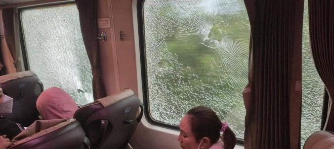 Kính tàu hỏa bị nhóm côn đồ dùng đá "khủng bố", khiến kính tàu bị vỡ vụn