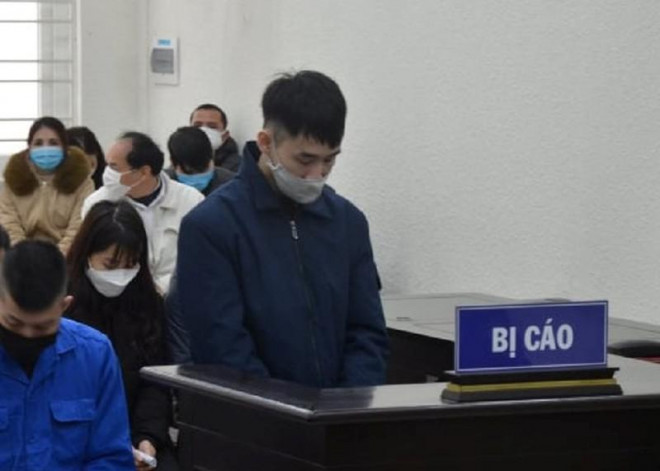 Nguyễn Phi Hùng (đứng) cùng đồng phạm tại tòa