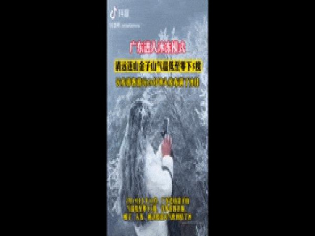 Bạn trẻ - Cuộc sống - Video: "Choáng" với mái tóc bị băng tuyết phủ kín, nặng tới 4kg