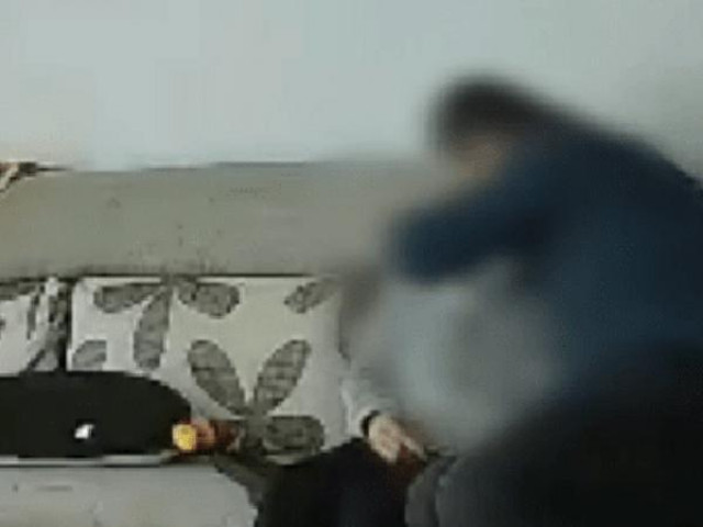 Phi thường - kỳ quặc - Vừa thuê được 2 ngày, chủ nhà sốc nặng khi chứng kiến bảo mẫu "yêu đương" với trai lạ trong nhà mình