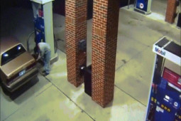 Phi thường - kỳ quặc - Video: Lửa cháy đỏ rực cây xăng chỉ vì người đàn ông dùng bật lửa đốt nhện