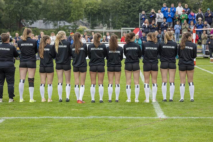 Dàn chân dài mặc quần bó sát tôn "vòng 3", chơi môn lạ giống bóng chuyền - 3