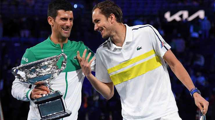 Djokovic (trái) sẽ là người đầu tiên chúc mừng khi Medvedev giành được ngôi số 1 tennis