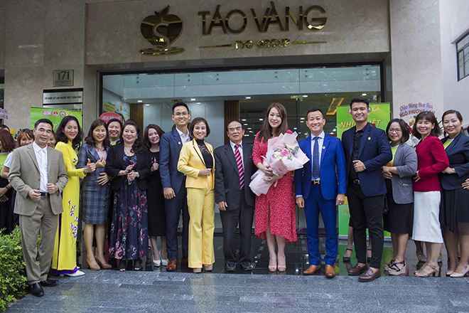 Đại sứ Ngô Quang Xuân, Hoa hậu Ngô Phương Lan cùng Ban lãnh đạo Tập đoàn Táo Vàng Toàn Cầu