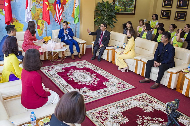 Không gian trò chuyện được setup như một bữa tiệc nhẹ mang lại cảm giác sang trọng, thân mật