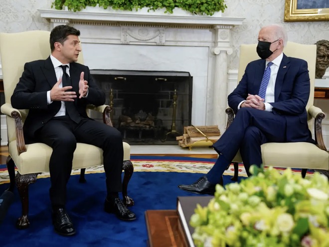 Tổng thống Ukraine&nbsp;Volodymyr Zelensky gặp ông Biden tại Nhà Trắng&nbsp;vào năm ngoái.