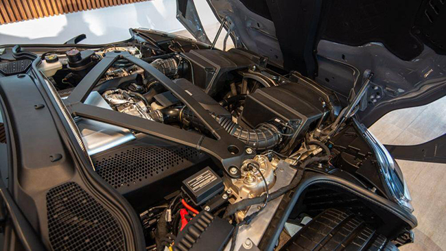 Aston Martin DB11 sử dụng khối động cơ V8 tăng áp kép có dung tích 4.0 lít, sản sinh công suất tối đa 503 mã lực
