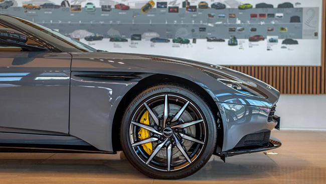 Chiếc Aston Martin DB11 trang bị bộ mâm 10, đi cùng với cùm phanh sơn màu vàng tạo điểm nhấn cho phần thân xe
