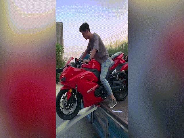 Xe máy - Xe đạp - Clip: Đập hộp xe mới, thanh niên 1 phút bồng bột và cái kết đắt giá