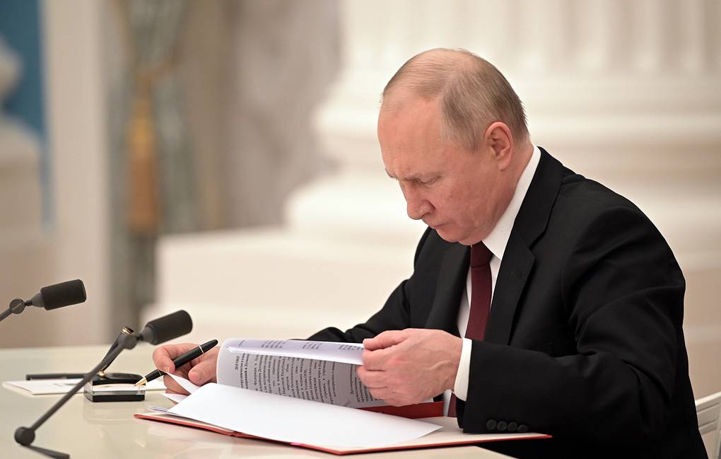Tổng thống Nga Putin ký sắc lệnh công nhận Donetsk và Luhansk độc lập (ảnh: Reuters)