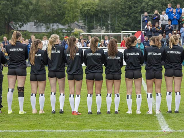 Thể thao - Dàn chân dài mặc quần bó sát tôn "vòng 3", chơi môn lạ giống bóng chuyền