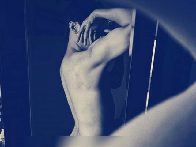 Giải trí - Rocker Nguyễn gây "sốc" khi đăng ảnh khỏa thân 100%