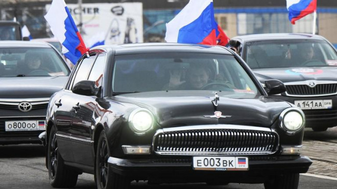 Xe hơi cắm cờ Nga diễu hành ở Donetsk sau khi Tổng thống Putin ký sắc lệnh công nhận độc lập của DPR và LPR. Ảnh: Sputnik