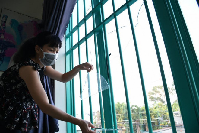 Cửa kính thường xuyên bị kẻ lạ mặt ném vỡ uy hiếp tính mạng các con nhỏ của chị N. ngủ gần đó