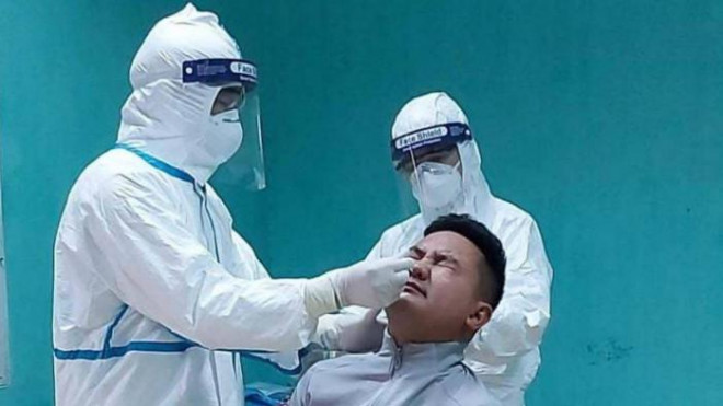 Lực lượng y tế tỉnh Bắc Giang lấy mẫu xét nghiệm Covid-19 cho người dân. Ảnh Sở Y tế Bắc Giang.