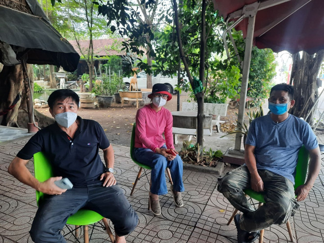Người dân tiếp tục đến hiện trường phản ánh sự việc sáng 23-2