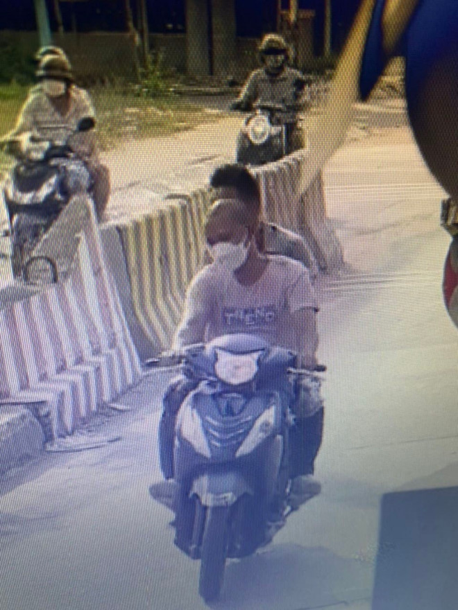 Hai đối tượng được cho là hành hung phóng viên bị camera ghi lại