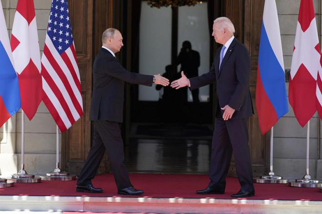 Hai nhà lãnh đạo Nga-Mỹ trong cuộc gặp ở Geneva, Thụy Sĩ, hồi năm ngoái. Ảnh: CFP