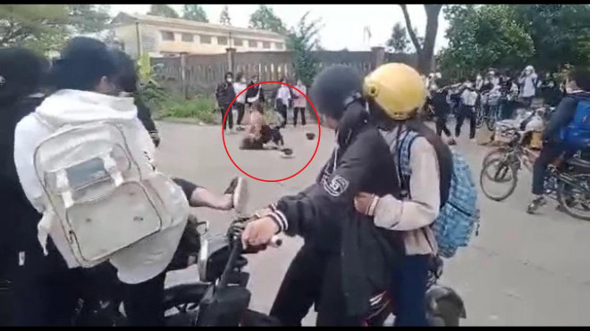 2 nữ sinh đánh nhau trước sự chứng kiến của rất nhiều học sinh khác
