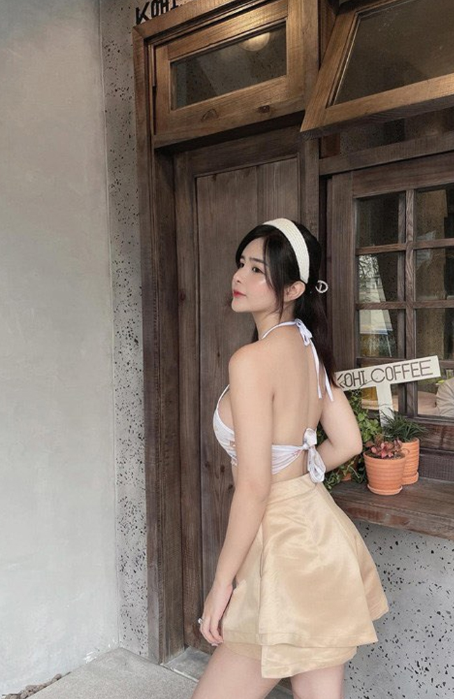 Chẳng hạn như mix với chân váy kèm yếm họa tiết, sẽ đem đến cho các cô gái một vẻ ngoài vừa nữ tính vừa quyến rũ.
