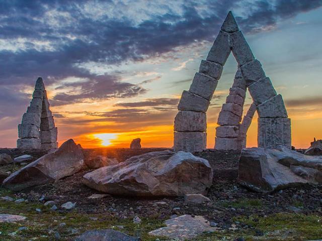 Du lịch - Những tượng đài bằng đá bí ẩn ở Iceland, được mọi người tin có thể thanh tẩy tâm hồn