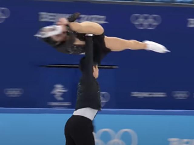 Thể thao - Đỏ mặt nam VĐV xoay người đẹp 5 vòng trên không, giúp đội nhà gây chấn động thế giới