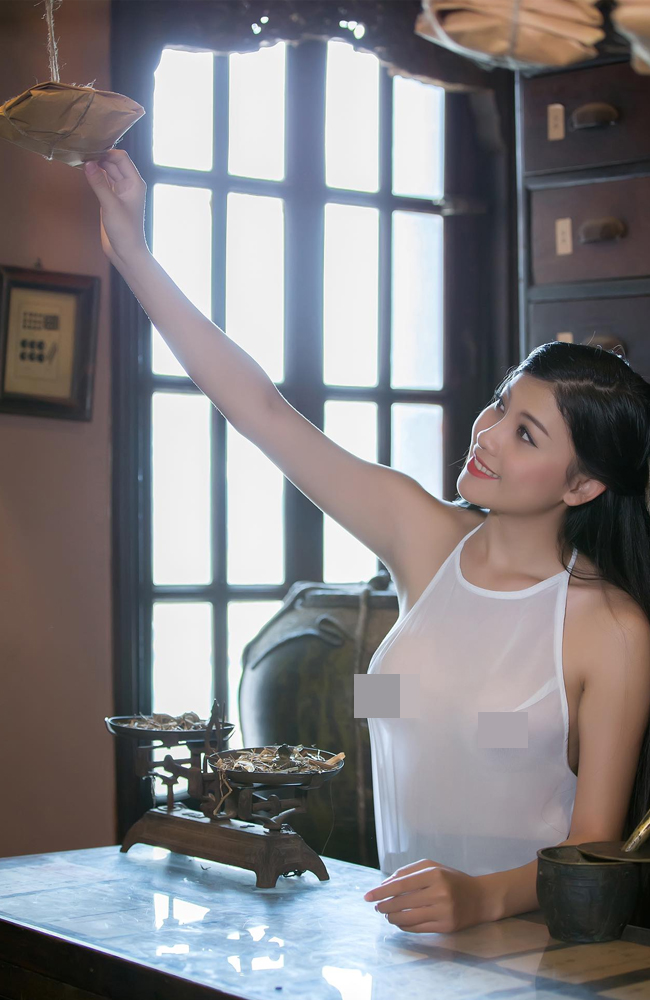 Trước ý kiến trái chiều của cư dân mạng, nhiếp ảnh gia Đặng Thanh Tùng cho biết: &#34;Tôi nghĩ, bất cứ bộ ảnh nào mà có ý tưởng độc, lạ thì rất khó có được 100% người ủng hộ. Mẫu ảnh của tôi đã nhập vai rất tốt và làm toát lên được vẻ đẹp dịu dàng, lương thiện, tỉ mỉ của một cô lang y làm nghề bốc thuốc&#34;.
