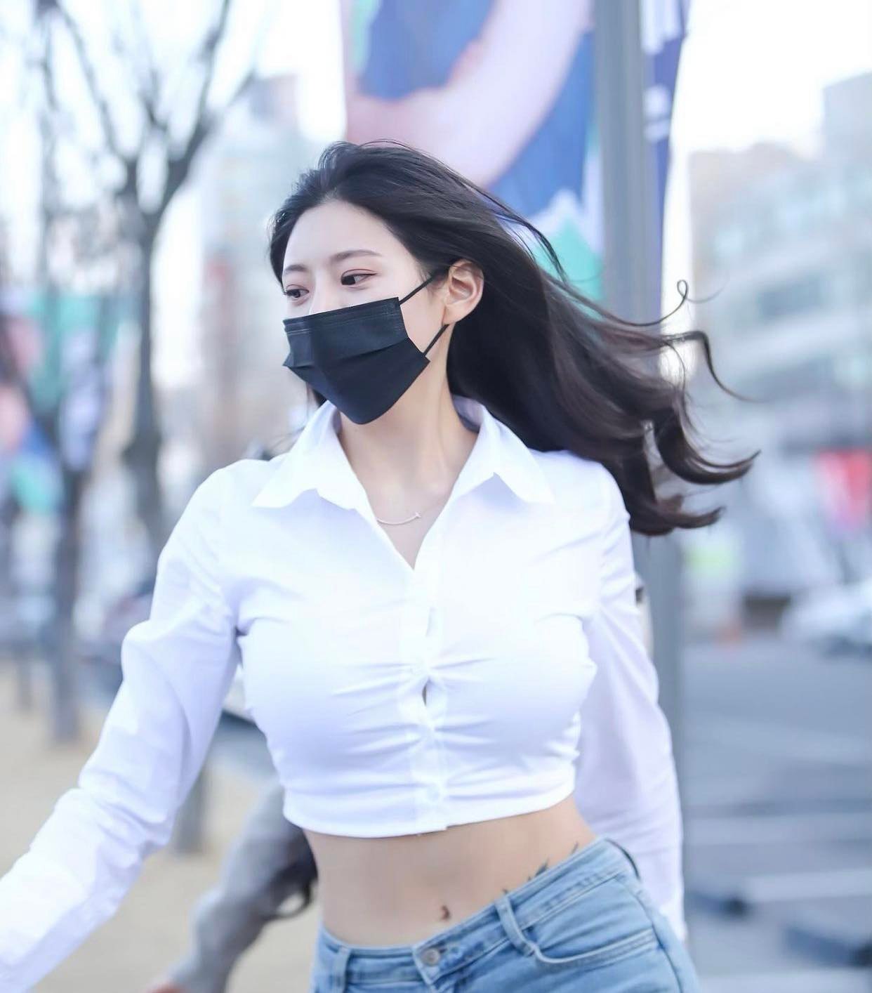 Korean girl attracts attention in the parking lot thanks to a shirt with a slim waist and a full chest - 4